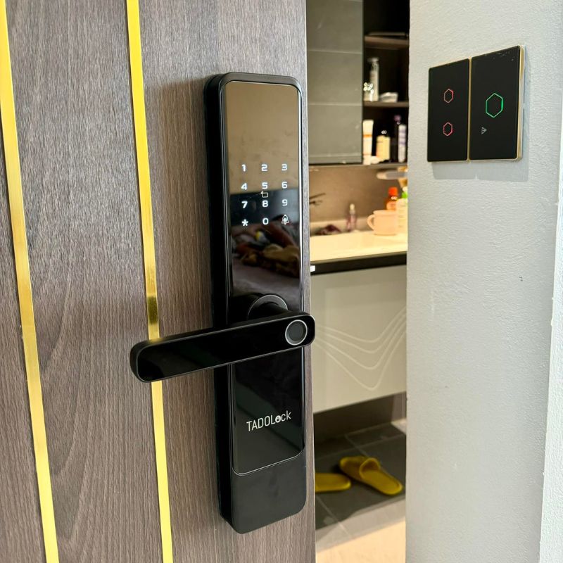 Khoá thông minh Tadolock lắp trên cửa gỗ